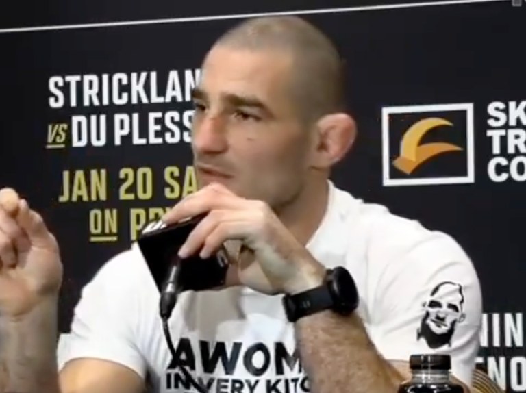 SPORT: UFC-Champion setzt während Pressekonferenz zu LGBTI+ feindlicher Hassrede an