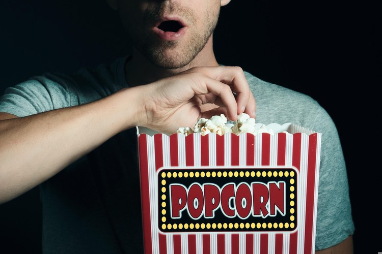 STUDIE: Die queere Sichtbarkeit im Fernsehen ist im freien Fall