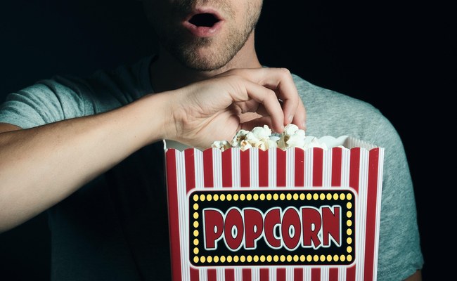 STUDIE: Die queere Sichtbarkeit im Fernsehen ist im freien Fall