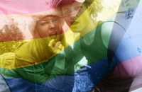 STUDIE: Frauen wehren sich bei Homophobie häufiger als Männer