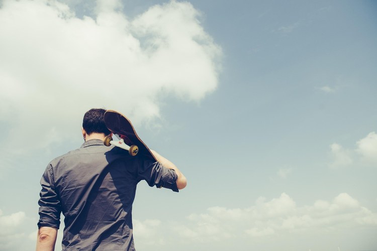 STUDIE: Junge Männer vertreten wieder häufiger queerfeindliche Ansichten