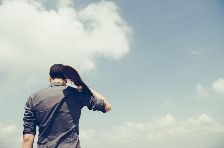 STUDIE: Junge Männer vertreten wieder häufiger queerfeindliche Ansichten