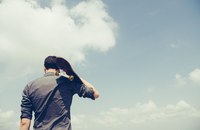 STUDIE: Junge Männer vertreten wieder häufiger queerfeindliche Ansichten