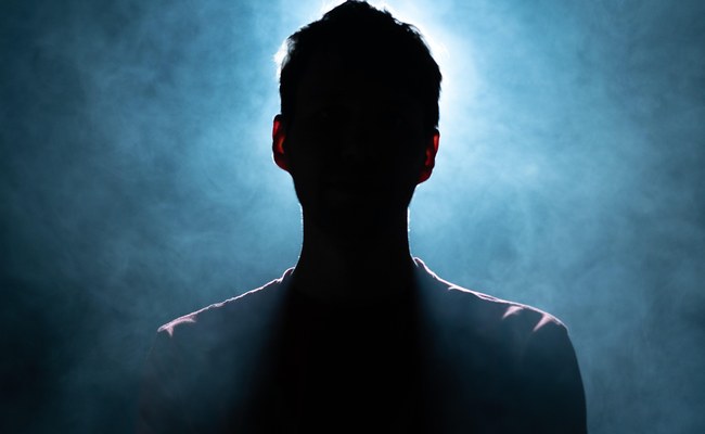 STUDIE: Queere Menschen ziehen sich mehr zurück und outen sich weniger