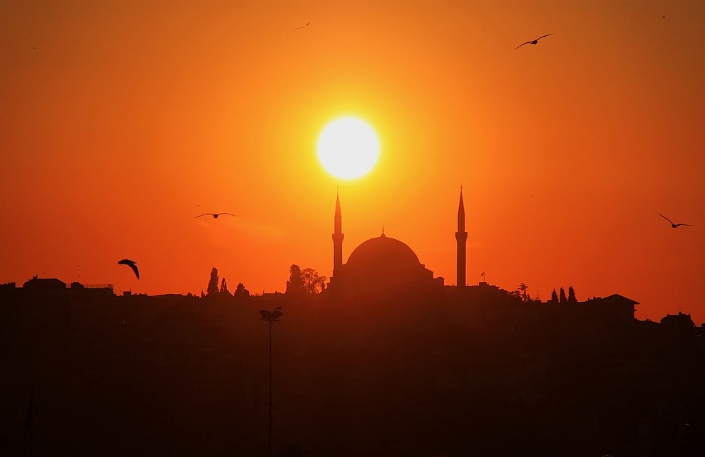 TÜRKEI: Razzien in Gay Bars und bei LGBTI+ Aktivist:innen - 50 Verhaftungen