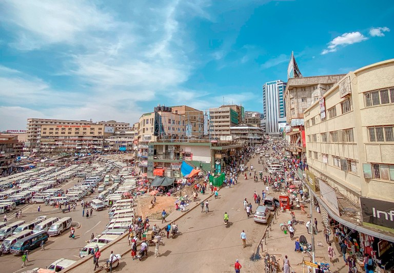 UGANDA: Das harsche Anti-LGBTI+ Gesetz kommt auch im Inland unter Druck