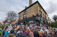 UK: Hunderte unterstützen Drag Storytime gegen Rechtsradikale