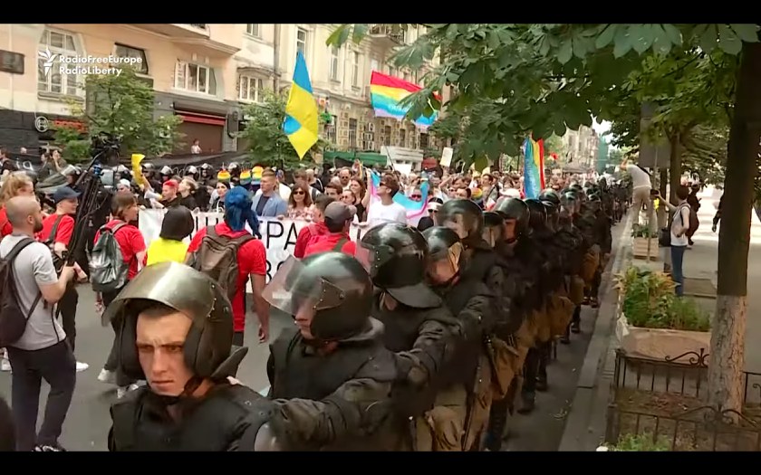 UKRAINE: 8000 laufen an Kiew Pride mit
