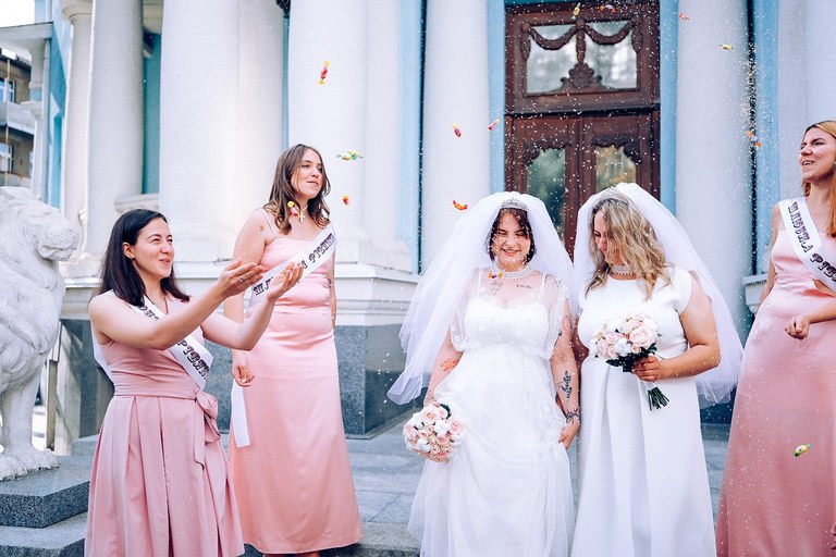 UKRAINE: Lesbisches Paar heiratet aus Protest nahe der russischen Grenze