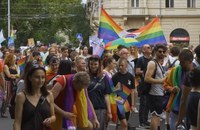 UNGARN: Tausende demonstrieren gegen queerfeindliche Politik der Regierung