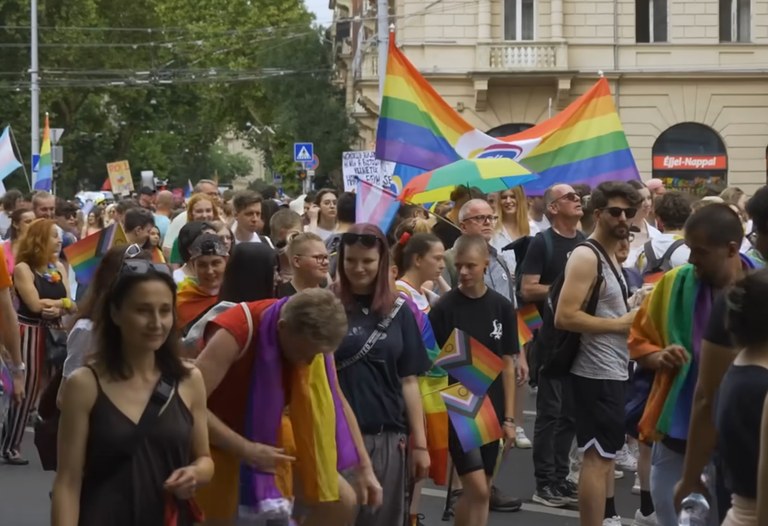 UNGARN: Tausende demonstrieren gegen queerfeindliche Politik der Regierung