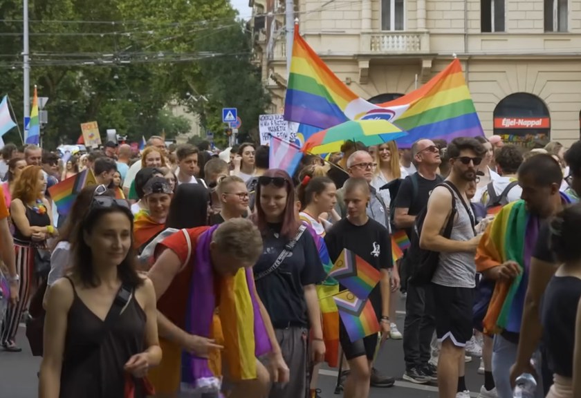 UNGARN: Tausende demonstrieren gegen queerfeindliche Politik der Regierung