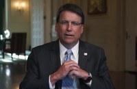 USA: Gouverneur von North Carolina krebst langsam zurück