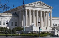 USA: Oberstes Gericht belässt transfeindliche Gesetze in den Bundesstaaten in Kraft
