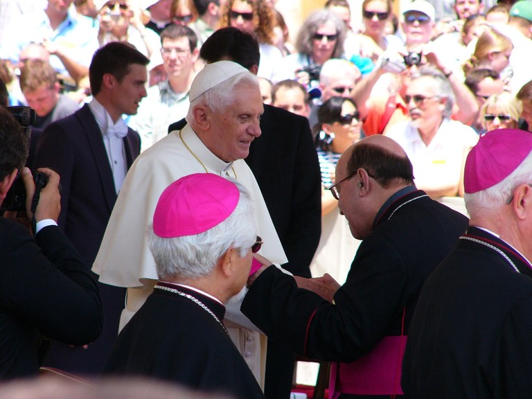 VATIKAN: Benedikt habe ihn betreffend LGBTI+ unterstützt, so der aktuelle Papst