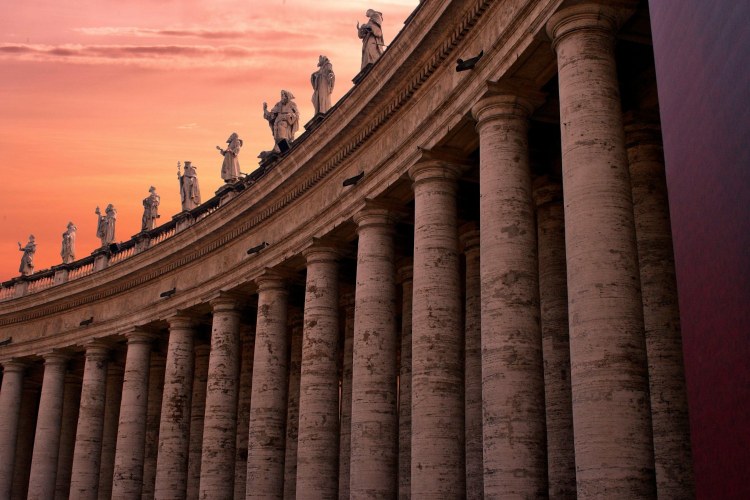 VATIKAN: Offizieller Bericht zeigt erstmals wie queere Katholik:innen die Kirche erleben