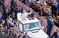 VATIKAN: Papst Leo traf sich mit katholischem LGBTI+ Aktivisten