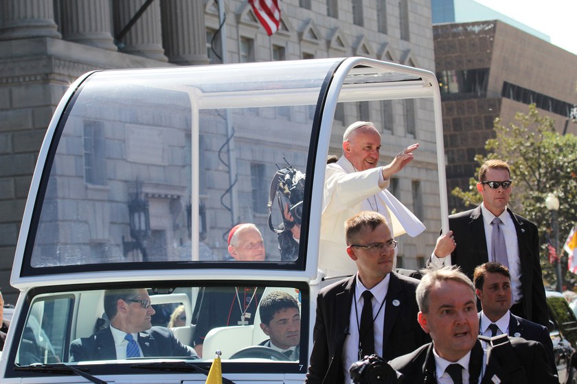 VATIKAN: Papst trifft sich mit LGBTI+ freundlichem Priester