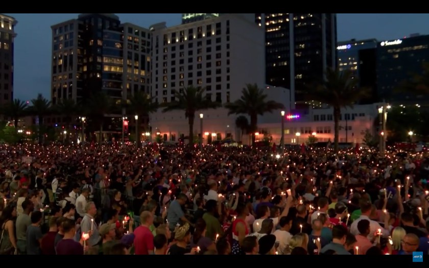 WELTWEIT: Hunderttausende gedachten an den Prides den Opfern von Orlando