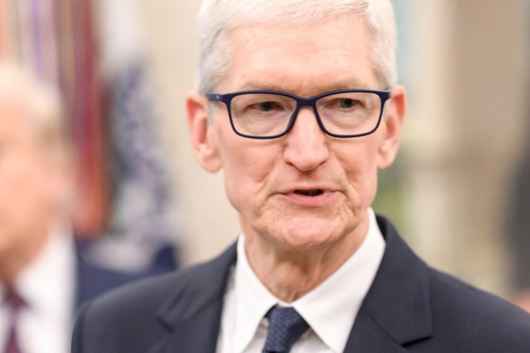 WIRTSCHAFT: Er schrieb Geschichte, und nun tritt Tim Cook als Apple CEO zurück