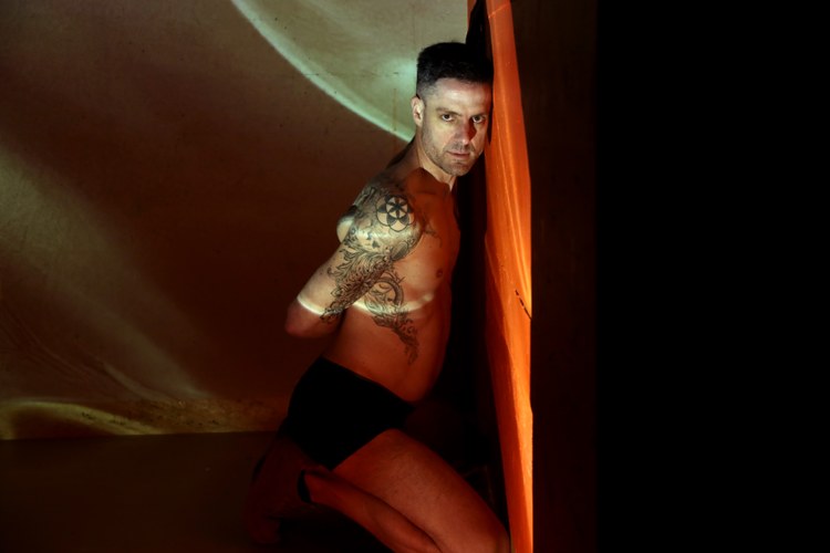 Adrian: 4 Elemente, 12 Bilder, 1 Model