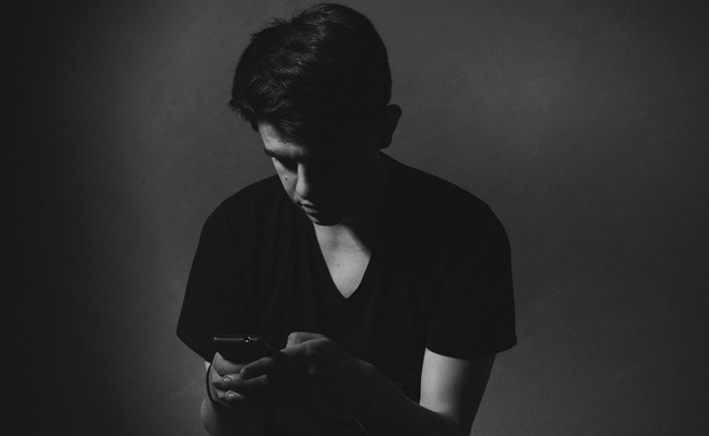 HINTERGRUND: Australiens Social Media-Verbot und die Auswirkungen auf LGBTI+ Jugendliche