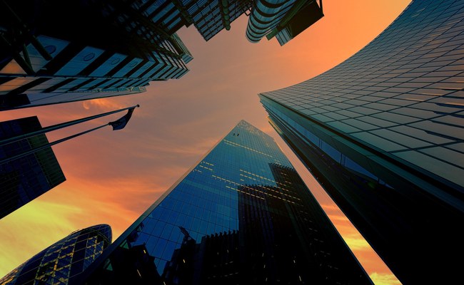 HINTERGRUND: Ist die Zeit der regenbogenfarbenen Firmenlogos vorbei?