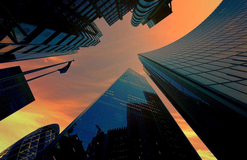 HINTERGRUND: Ist die Zeit der regenbogenfarbenen Firmenlogos vorbei?