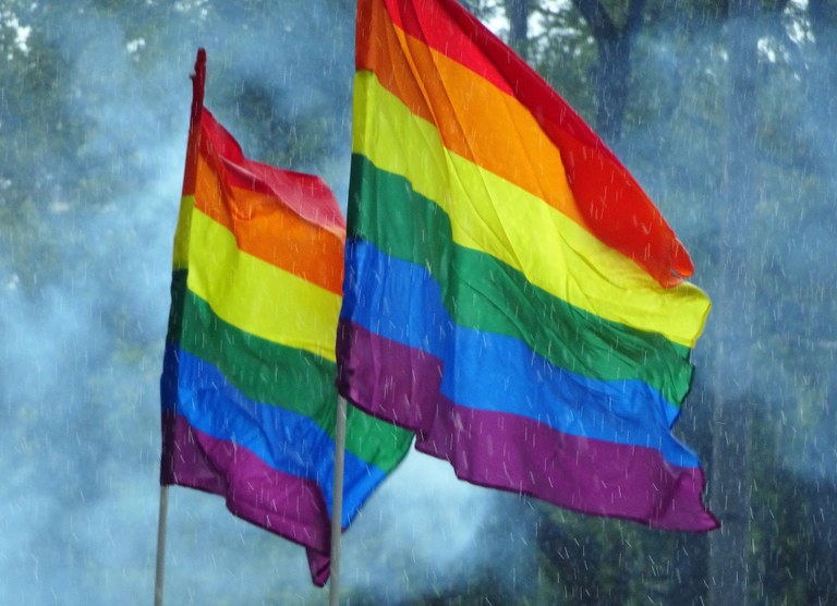 HINTERGRUND: Welche Firmen lassen die LGBTI+ Community 2024 im Regen stehen?