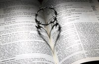 HISTORY: Ist ein Übersetzungsfehler in der Bibel Schuld an der queerfeindlichen Haltung der Kirche?
