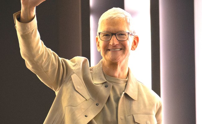 PORTRAIT: Tim Cook trat als CEO von Apple ab - was hat er für LGBTI+ erreicht?